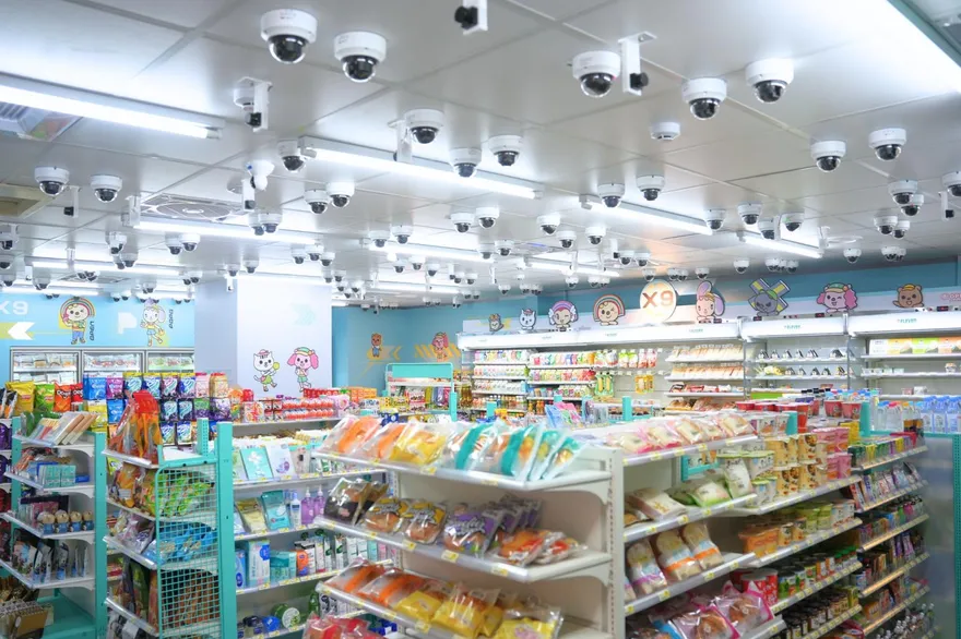 未來超商進駐央大！天花板掛滿鏡頭君　網驚：密集恐懼症發作