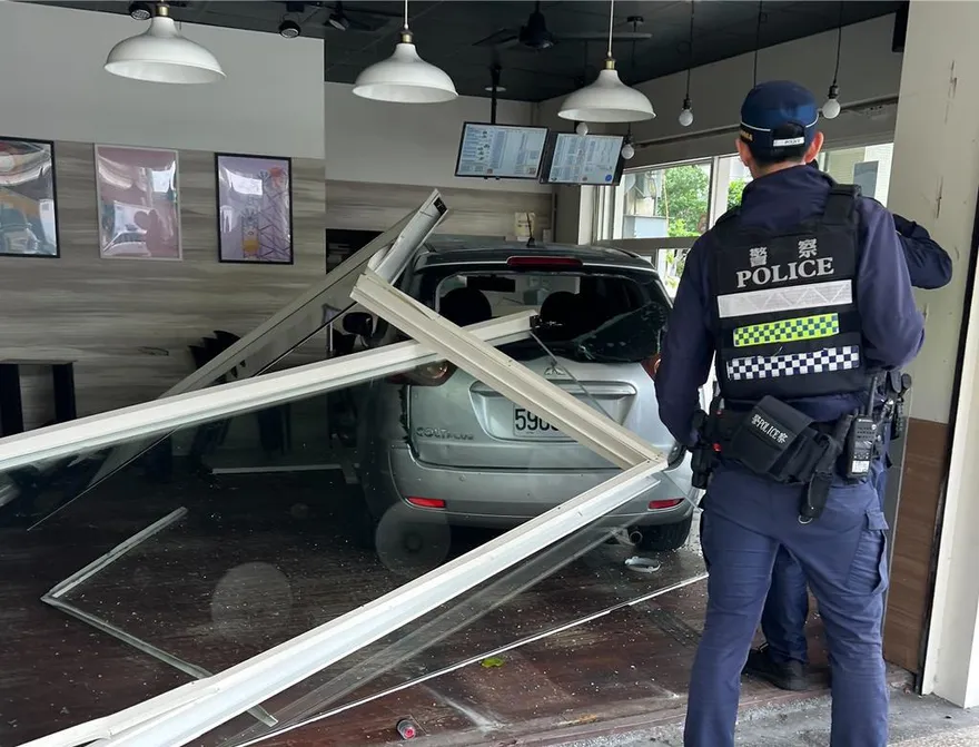 影/這不是得來速！花蓮婦開車「90度轉彎撞毀早餐店」