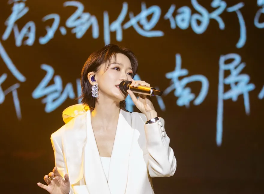 蔡淳佳出道25年巡演開跑！一開場激動哭了　寵粉合照半小時