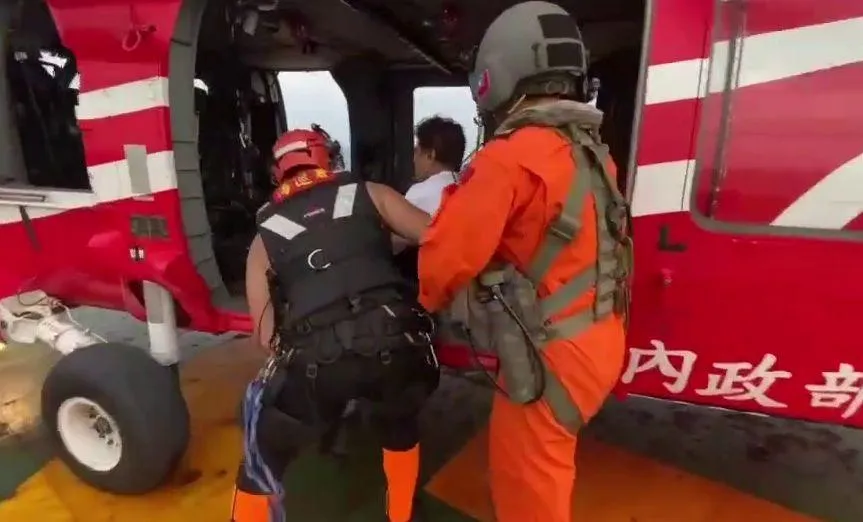 影/高雄外海「外籍船員受傷」！空勤直升機緊急降落貨輪救援