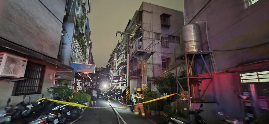 聽到爆炸聲就聞到濃煙！蘆洲公寓二樓凌晨惡火　樓上住戶驚逃