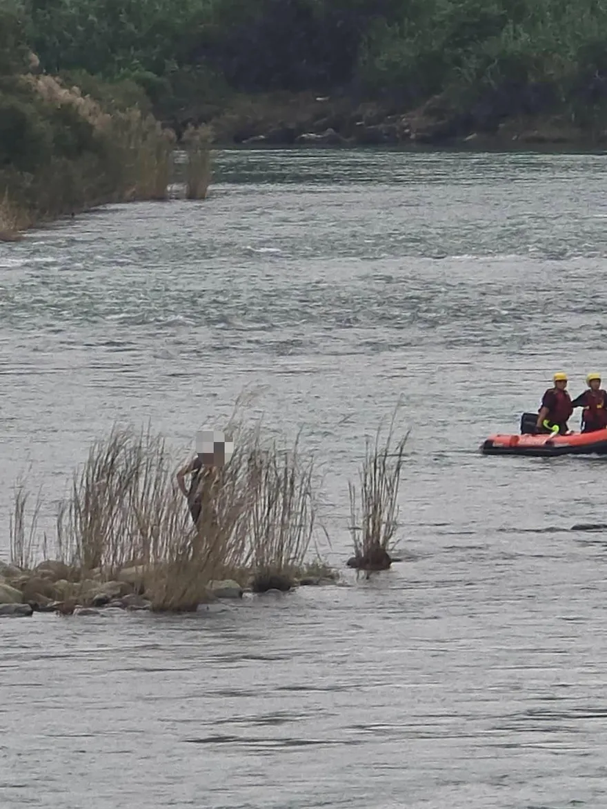 新店水壩驚傳意外！48歲男戲水受困沙洲　幸順利獲救