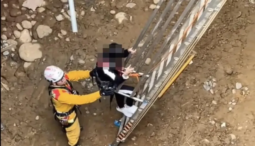 影/桃園女開車衝進捷運工地　墜B1全身傷受困車內