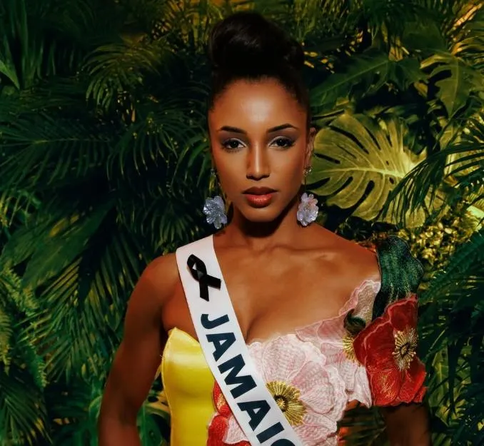 影/環球小姐比賽出意外！牙買加代表摔落舞台　被擔架抬離現場送醫