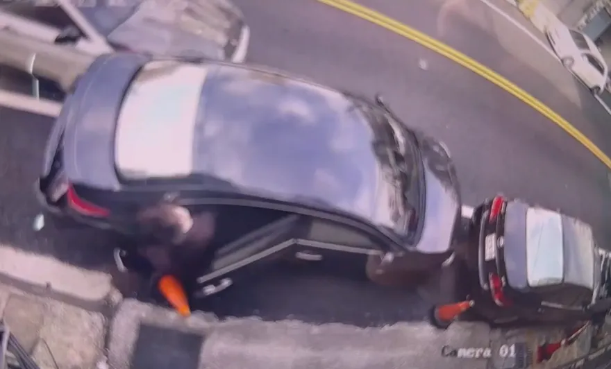 驚悚瞬間曝！桃園20歲駕駛突衝來　女車輛取物慘遭撞噴飛