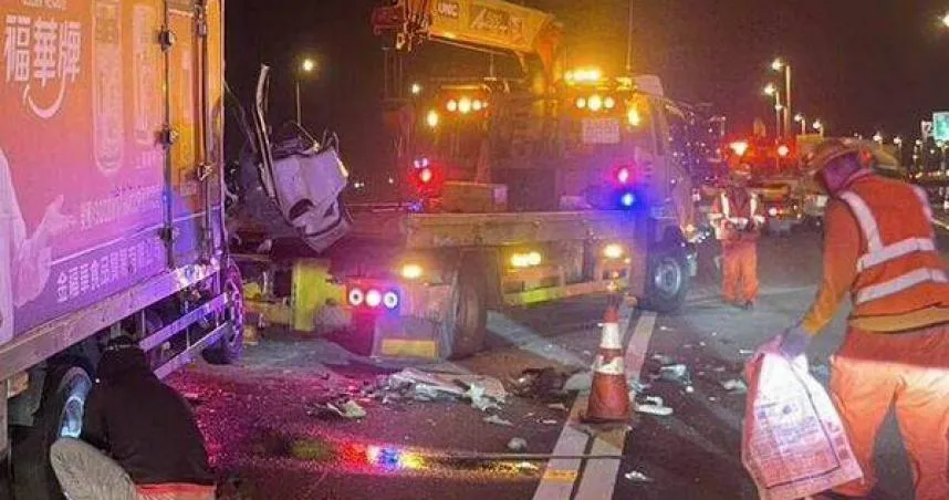 國3小貨車猛撞油罐車！車頭壓扁如廢鐵　駕駛奇蹟生還