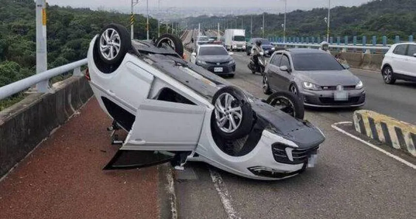 彰化女駕駛失控「空中翻滾」四腳朝天　差1公尺就墜谷