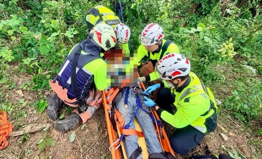 新竹工人跌落10米深坡受困　警消助脫困送醫