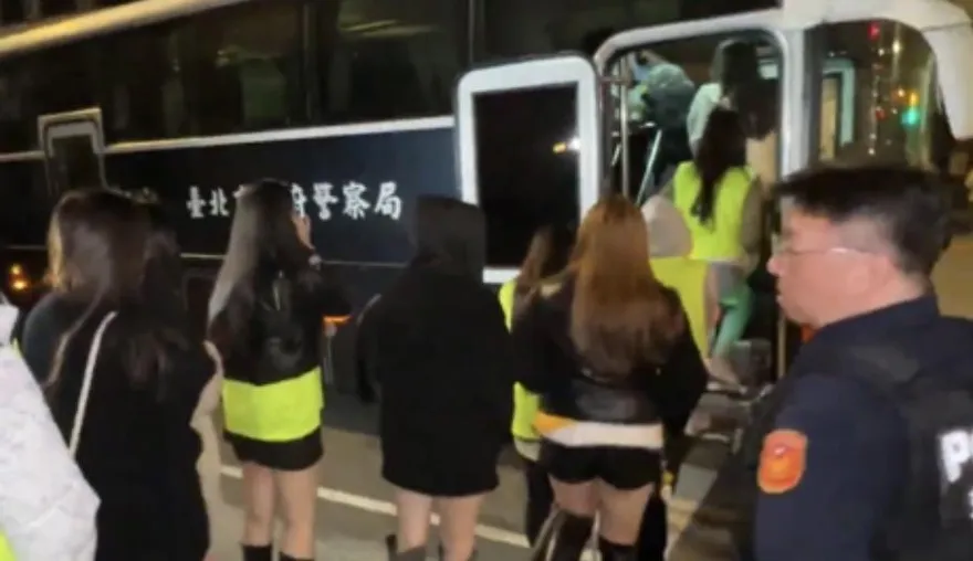 影/警破獲職業賭場逮62人　20多名正妹荷官排排站