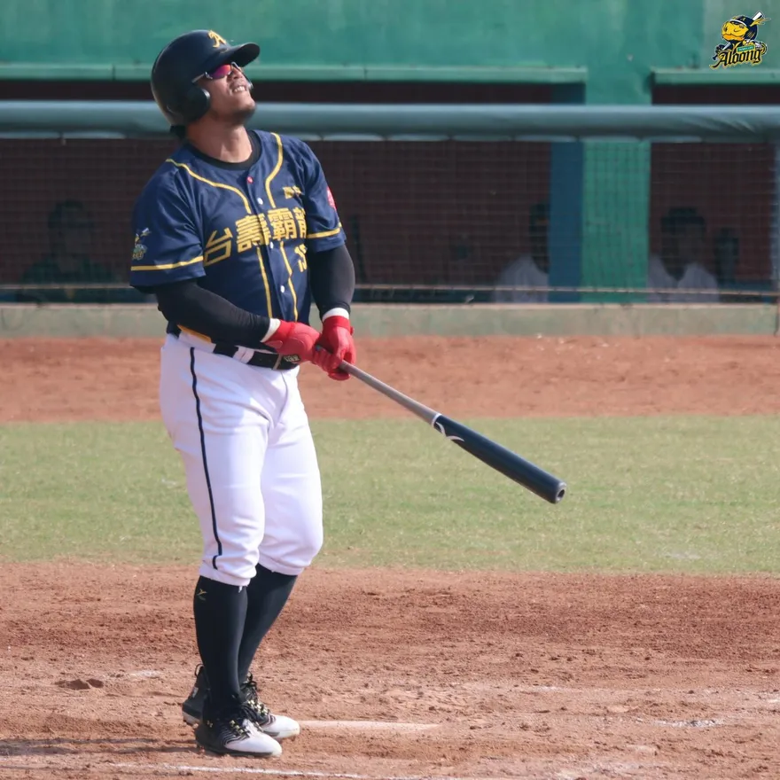 42歲陽耀勳還在打！　爆米花聯盟炸兩分砲助隊贏球