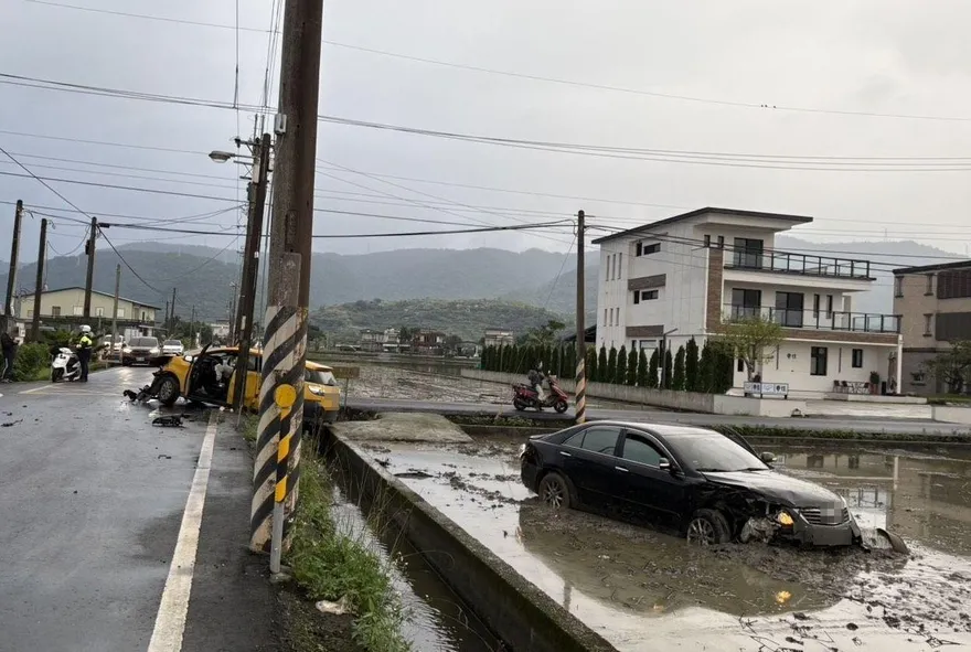 影/猛烈相撞！宜蘭計程車卡水溝、小客車墜田　驚悚畫面曝光