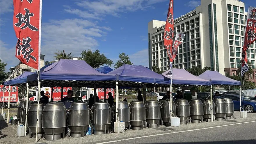 影/颱風假失準！烤雞業者願賭服輸　台東「放生」百隻烤雞