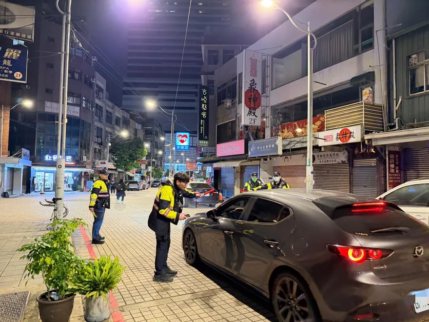 影/中壢警「雷霆除暴」臨檢　唾液快篩揪出通緝犯