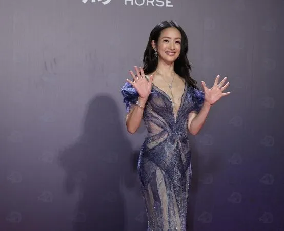 金馬62/林依晨深V薄紗露傲人事業線　張孝全攜兒玩具當幸運物