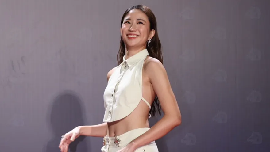 金馬62/9m88辣曬美背　柯煒林羞曝「穿全黑內褲」助攻《大濛》