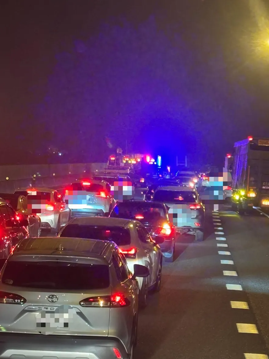 影/國3大追撞！「大小貨車打橫翻覆」釀全線封閉