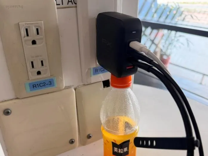 影/桃園機場插座鬆動！「瓶子超人」神助攻完美支撐