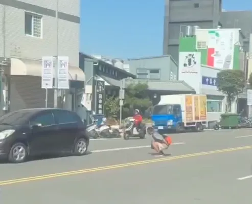 影/真人版青蛙過河？彰化怪男「蛙跳過馬路」　驚險畫面曝光