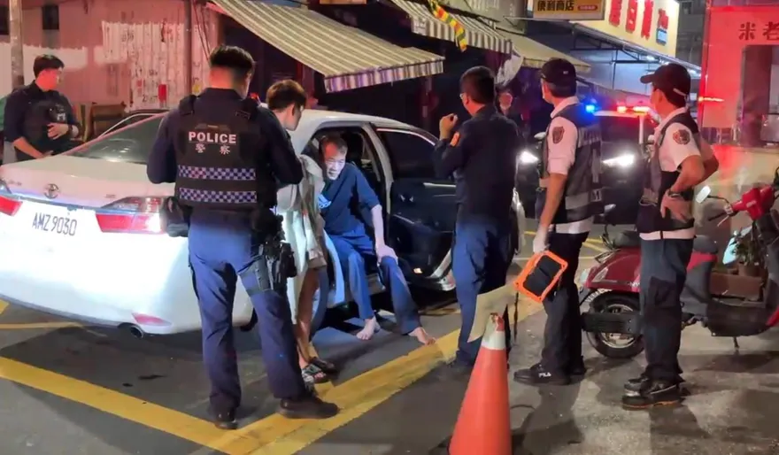 影/鳳山毒鴛鴦昏睡停路中　車上發現菸彈和開山刀