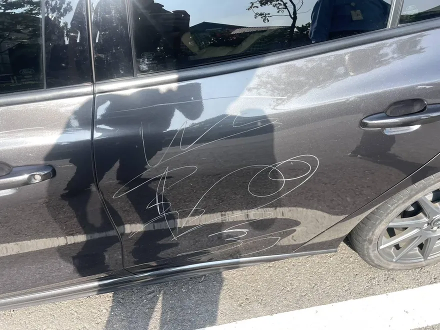 影/岡山4車全被刮花！　疑醉漢持利器隨機犯案