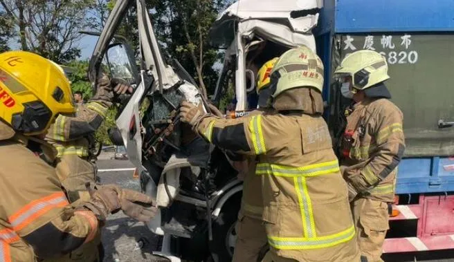 台南善化嚴重車禍　2人夾困車內送醫搶救