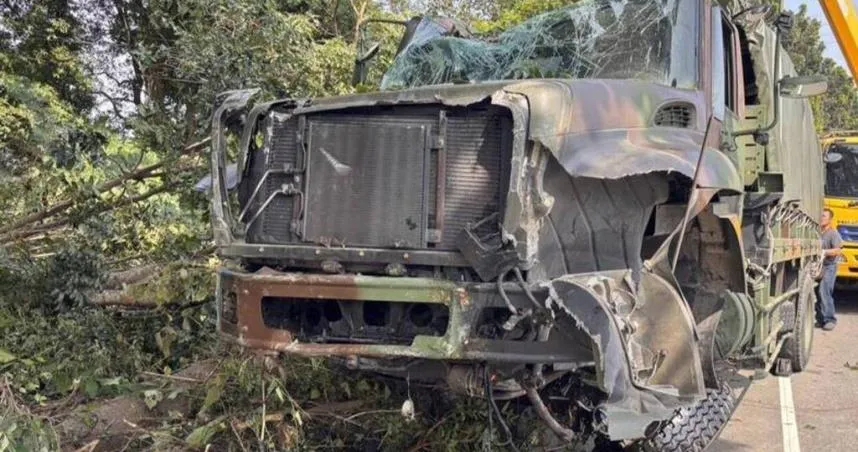 再偏一點就墜谷！台南下坡路段軍卡撞路樹　2士官受傷送醫