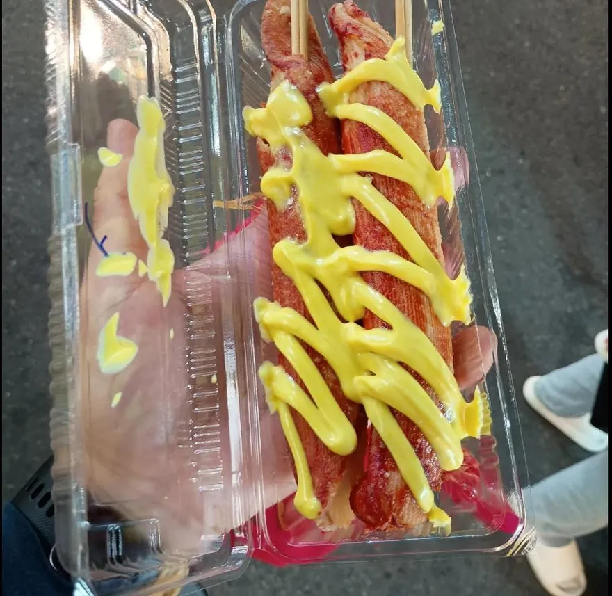 日遊客夜市買帝王蟹肉棒嘆被騙！直言：應改叫普通蟹肉棒