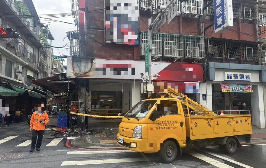 新北三重正義北路火警　變電箱起火波及商家招牌