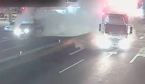 影/高雄驚悚一幕！物流車闖紅燈「高速相撞小貨車」