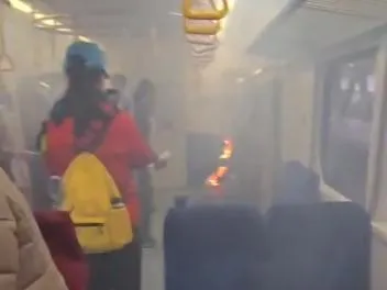 影/台鐵區間車內「行動電源爆炸起火」！驚悚畫面直擊