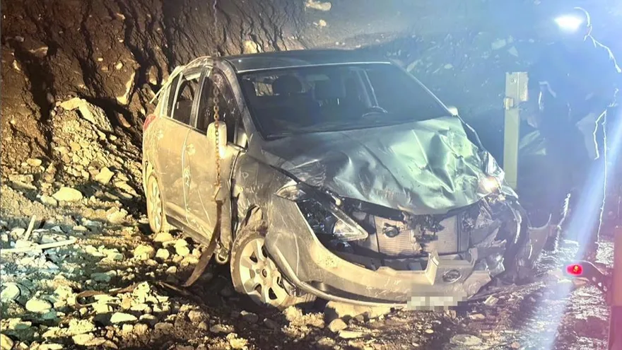 影/狀況危急！台東夫妻「連人帶車」墜2層樓深溪谷