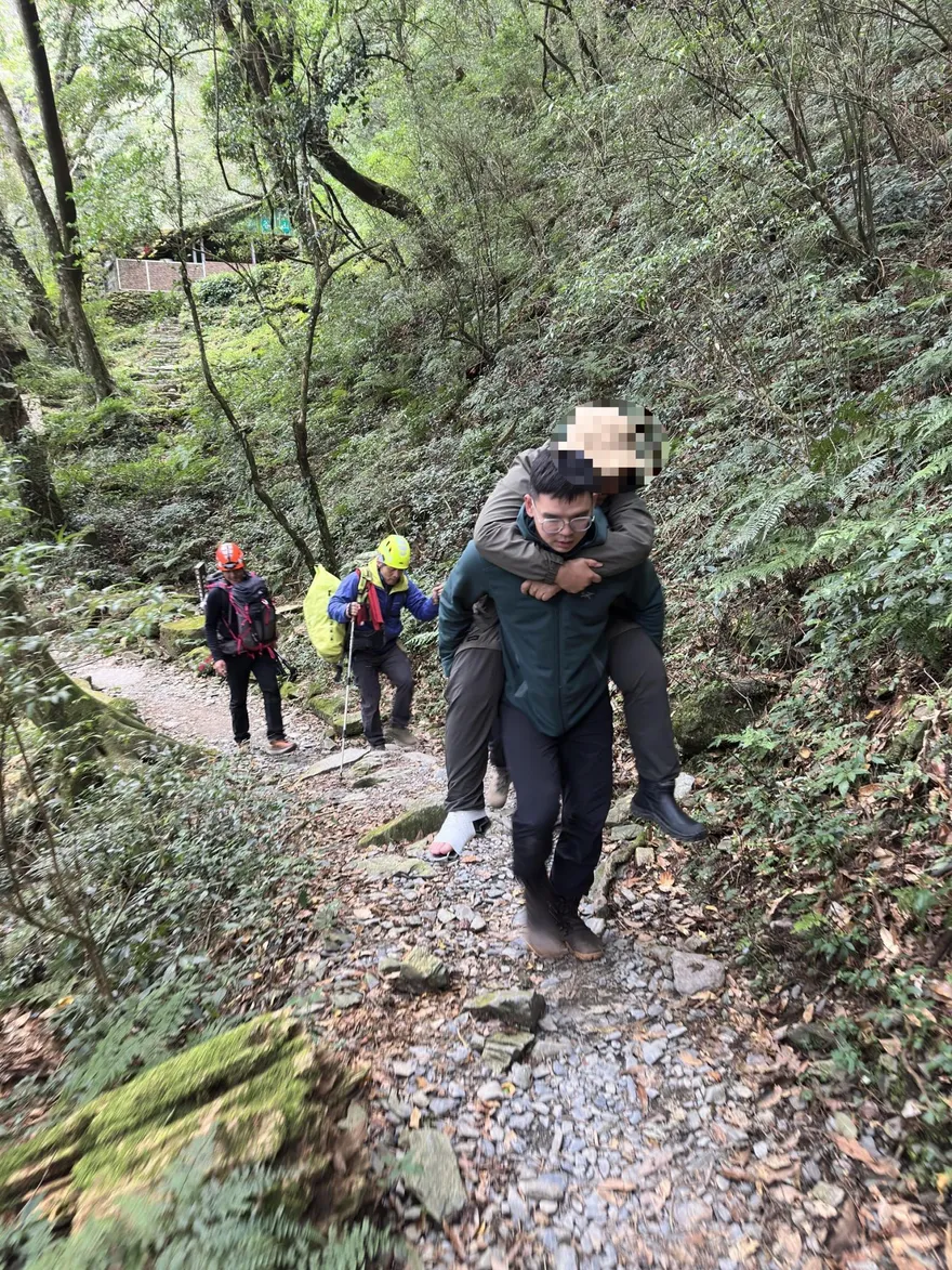 影/女登山客登北大武山跌倒疑骨折　直升機吊掛下山送醫