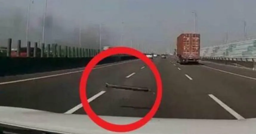 「巨型傳動軸」飛越分隔島砸休旅車　駕駛嚇壞：以為要死了