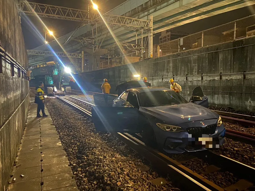 影/BMW當成火車開！基隆毒蟲衝鐵軌瞬間曝　竟是通緝犯