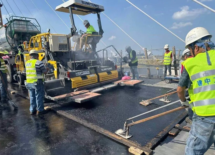 淡江大橋鋪面年底完成　明年2月裝燈柱4月拆塔吊