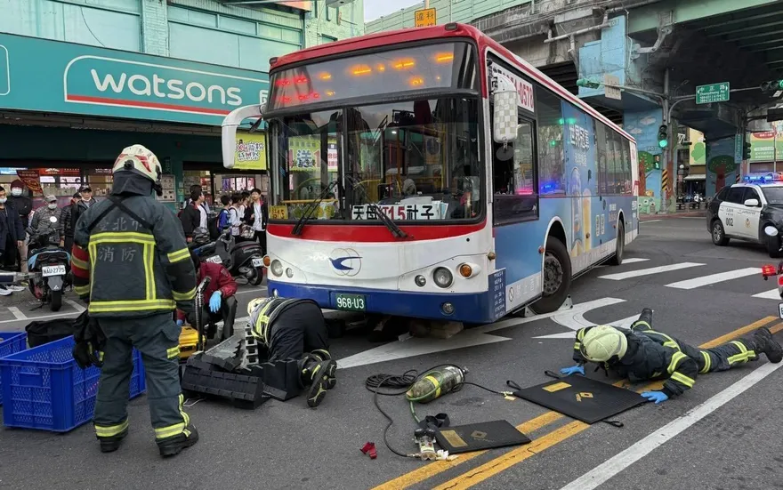 影/北市行人遭公車捲入車底　無呼吸心跳送醫不治