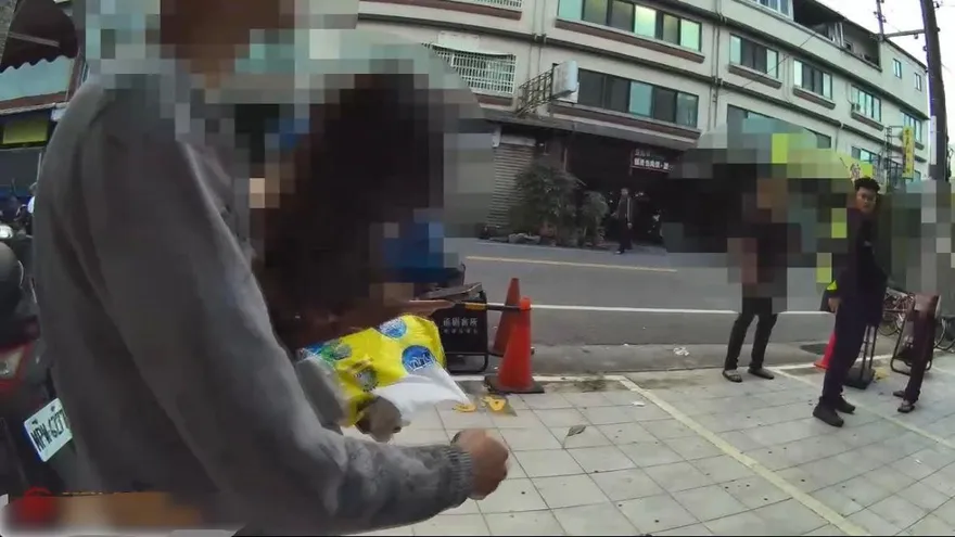 花蓮男持馬克杯砸前女友新歡　三人街頭扭打互控傷害