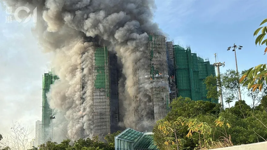直擊香港宏福苑惡火！宏昌閣棚架最先起火　數分鐘淪火海31層大樓「8棟燒掉7棟」