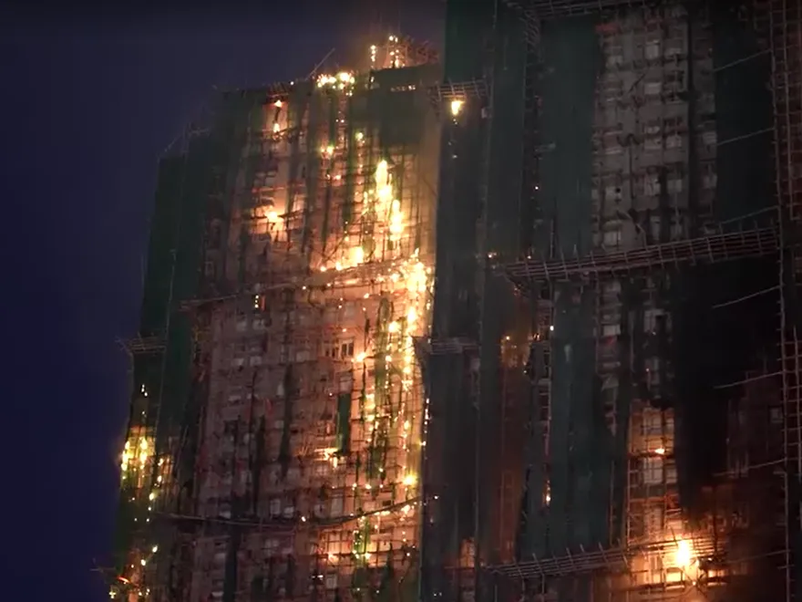 影/「傳統工藝」竟成奪命幫兇！香港宏福苑竹編鷹架陷火海釀13死