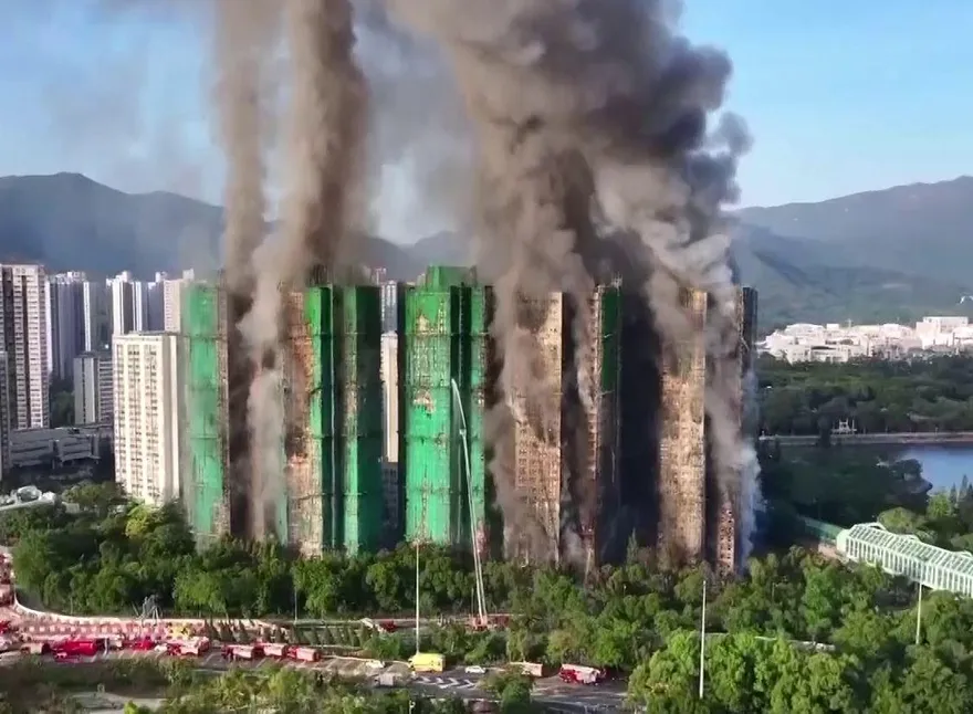 影／宏福苑大火慘況曝！最新空拍畫面直擊　爆炸聲狂響