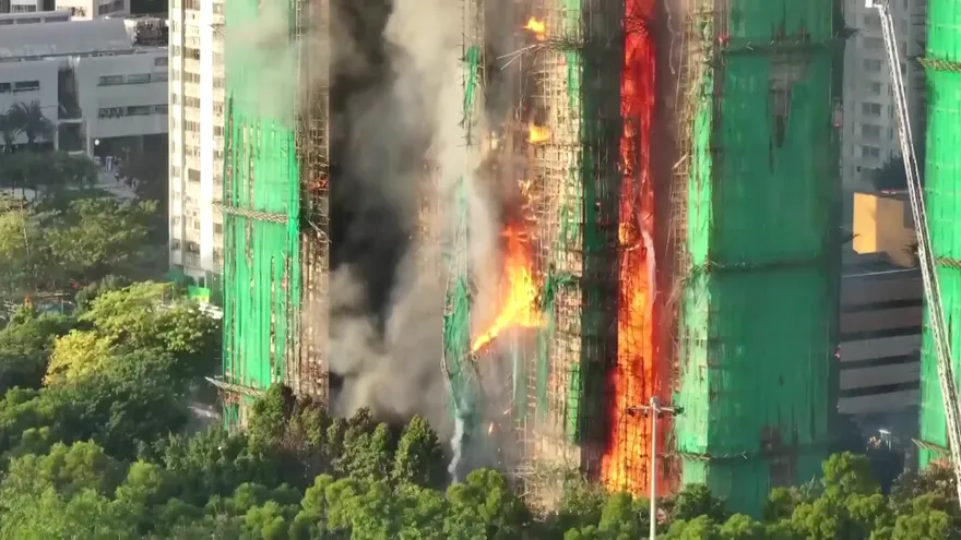 影/宏福苑44死大火！台灣警消直指元凶是「防塵網」