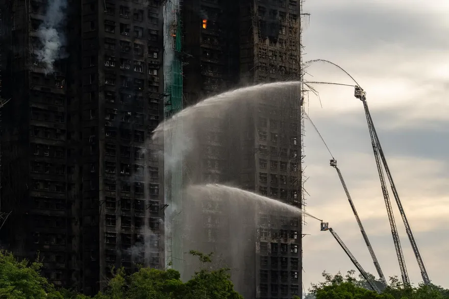 香港宏福苑惡火重大死傷！港警、廉政公署逮3負責人、2董事