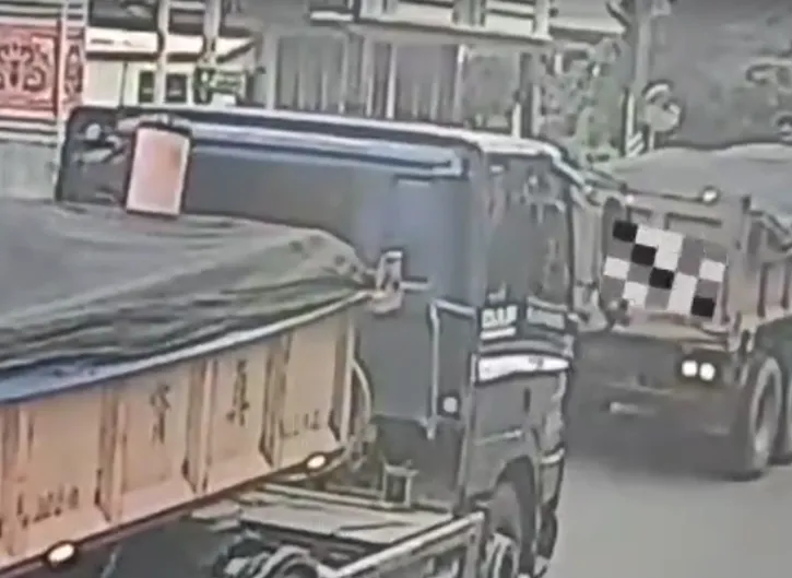 影/宜蘭79歲阿公騎腳踏車突然左偏！　遭砂石車直接輾過