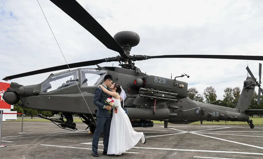 陸軍聯合婚禮情定大漢　白馬馬車、無人機傳戒指吸睛