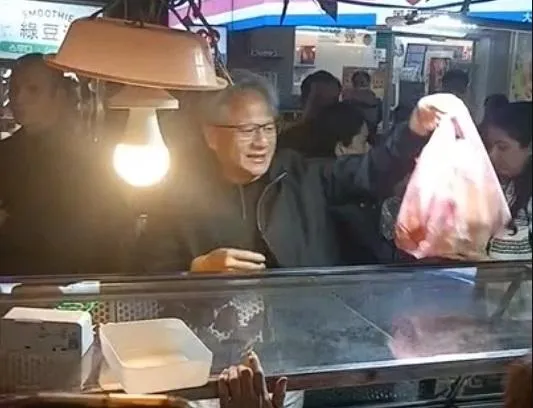 影/現身通化夜市水果攤！老闆娘熱情招呼　黃仁勳盛讚：這間是最好的