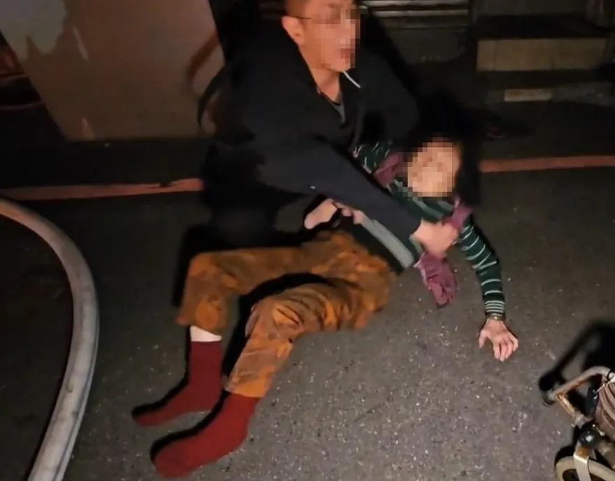 影/基隆民宅大火！9旬嬤情緒激動想衝回火場　家屬急勸阻