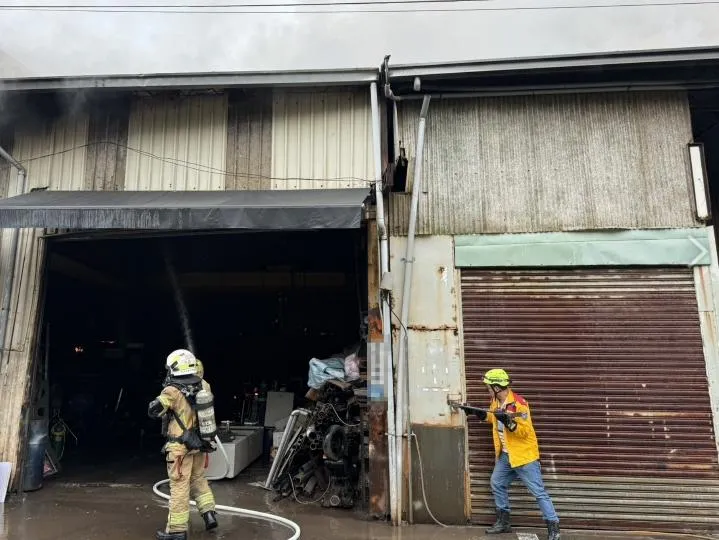 影/高雄濃煙衝天驚動居民！　烤漆工廠嚴重火警幸無傷亡