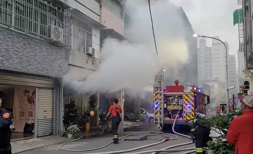 影/高雄鳳山透天厝火警！　86歲嬤與看護獲救送醫