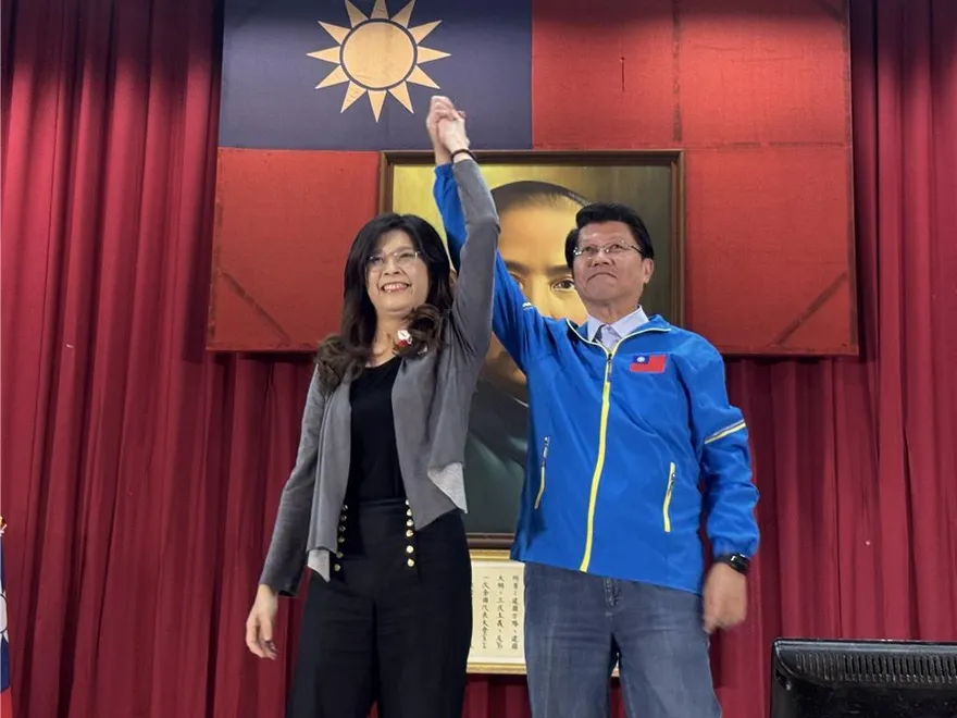 派誰出征？　鄭麗文高舉謝龍介手：讓國民黨當台南市長