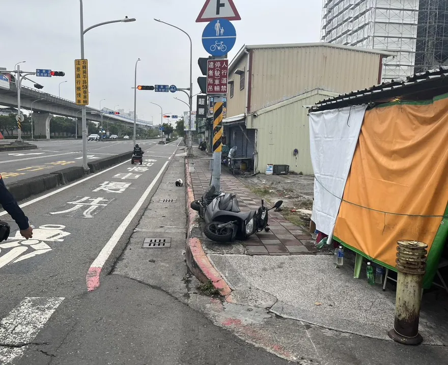 影/高雄老翁右轉未禮讓機車　23歲女騎士飛噴撞桿亡